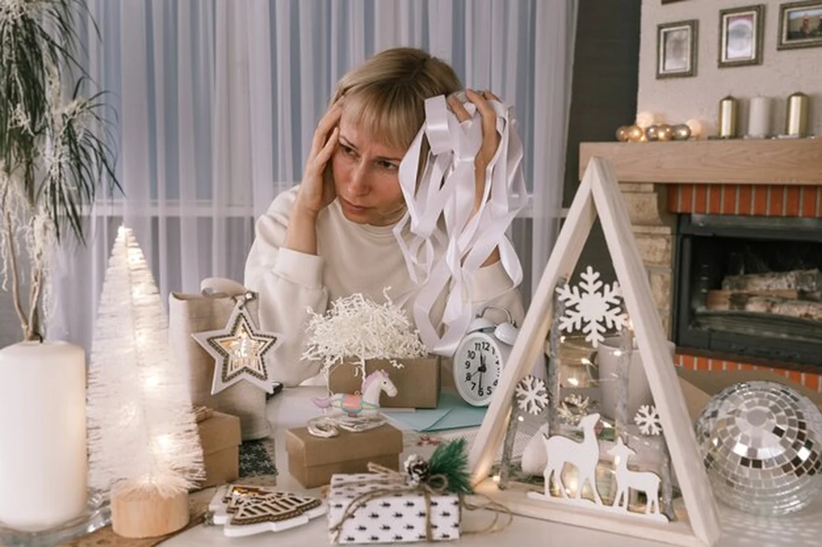 Kobieta pakująca prezenty świąteczne